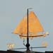 Segelboot mit einem Mast und Seitenschwert
