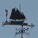 Segelschiff mit zwei Masten auf Pfeil