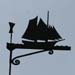 Segelschiff mit zwei Masten auf Wellen mit Pricke