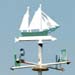 Segelschiff mit zwei Masten und weissen Segel auf Pfeil