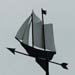 Segelschiff mit zwei Masten und weissen Segel auf Pfeil