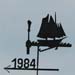 Jahreszahl 1984 mit Segelschiff mit zwei Masten auf Wellen und Pricke