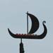 Wikingerschiff mit Segel und roten Schilden